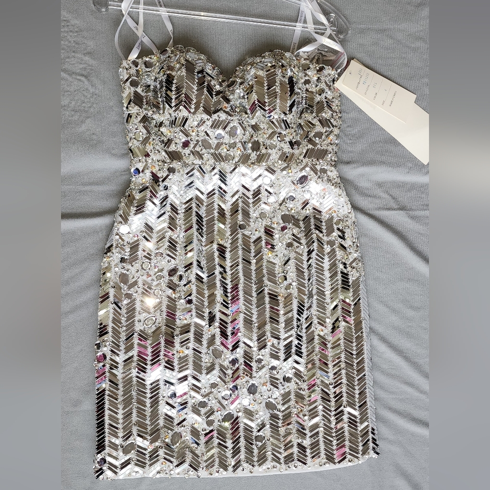 Women's dress / Tony Bowls